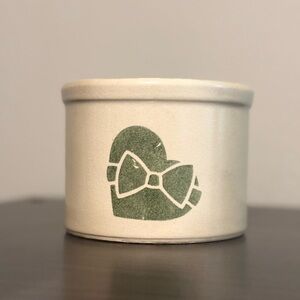 RRP Co Roseville Ohio 1 Pint Crock- Green Heart & Bow Design- Vintage Pottery